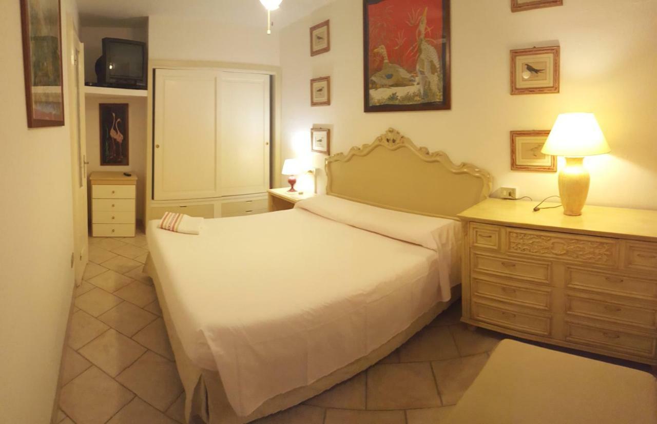 Taverna Derosas Apartment Golfo Aranci Exterior photo